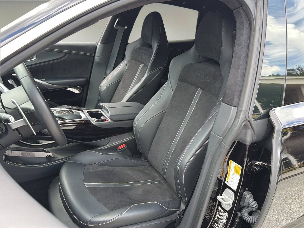 Used 2024 Aston Martin DBX AWD/4WD image 11
