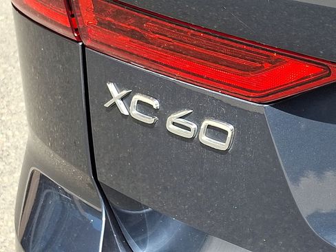 Used 2022 Volvo XC60 B5 Inscription w/ Advanced Package FWD image 24