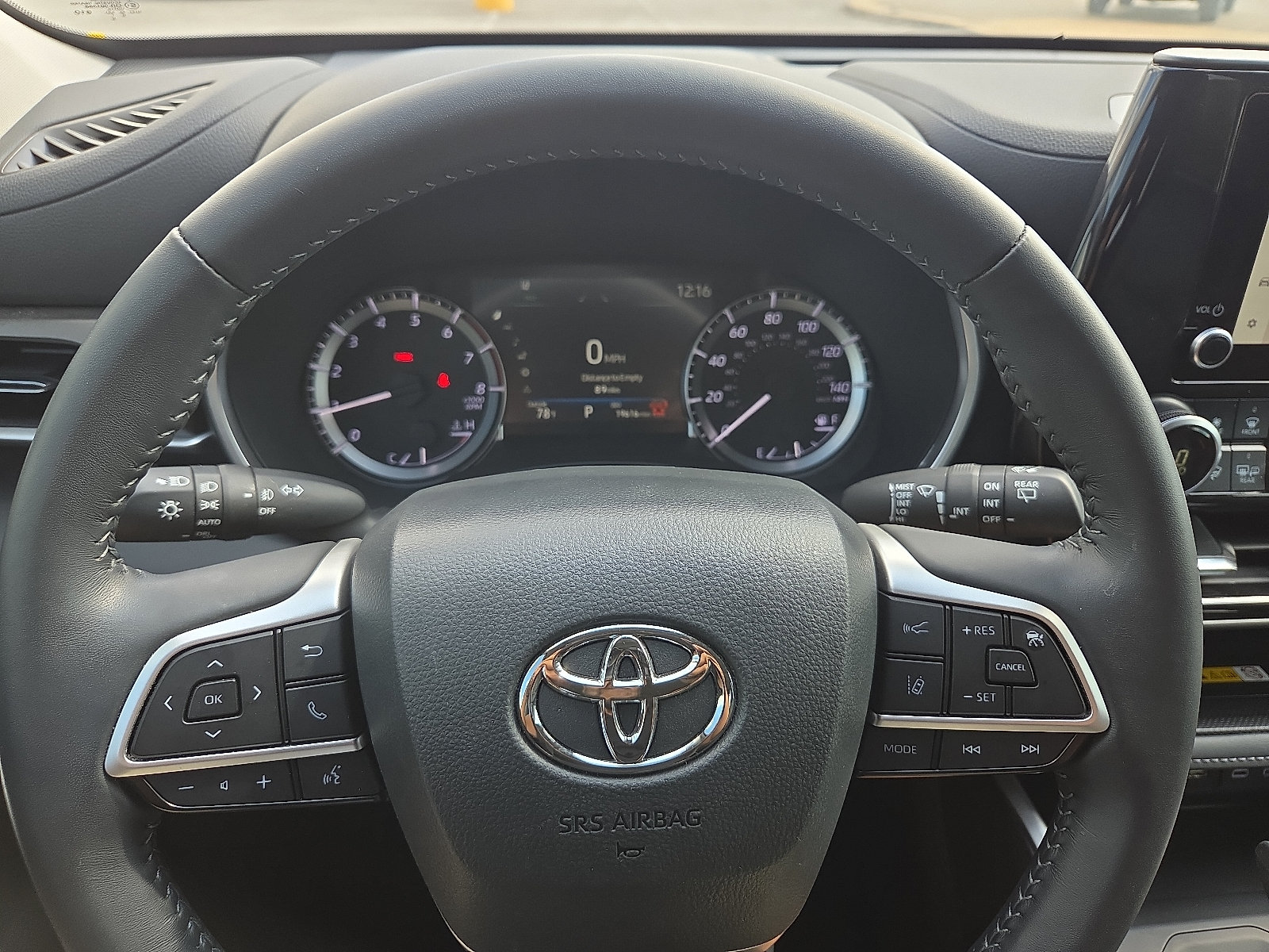 Used 2024 Toyota Highlander XLE AWD/4WD image 24
