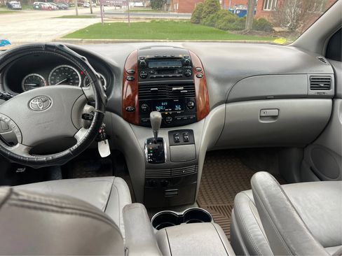Used 2005 Toyota Sienna XLE image 28