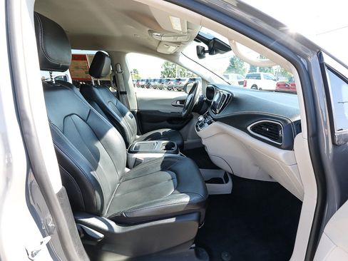 Used 2022 Chrysler Pacifica Touring-L FWD image 21