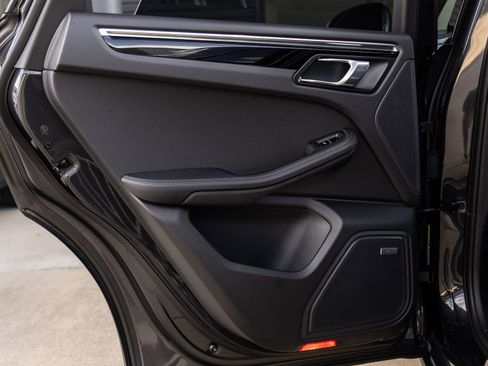 Certified 2026 Porsche Macan AWD/4WD image 36