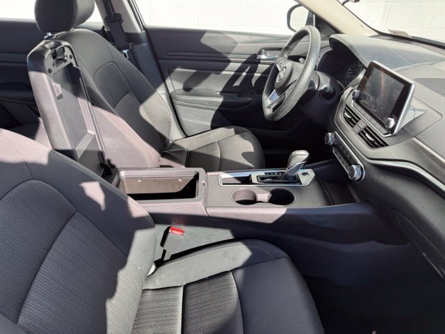 Used 2025 Nissan Altima 2.5 SV FWD image 15