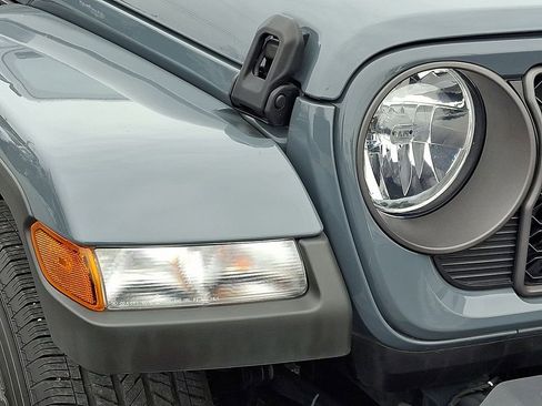 Used 2024 Jeep Gladiator Sport image 12