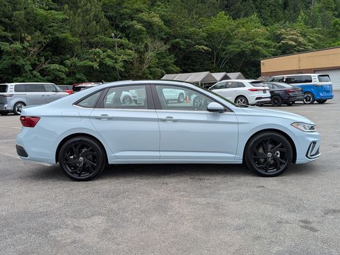 Used 2025 Volkswagen Jetta SE w/ Sunroof Package FWD image 10