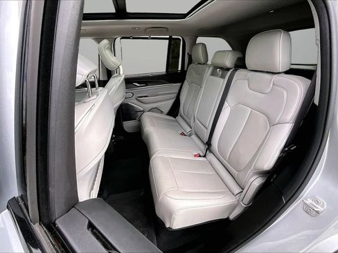 Certified 2022 Jeep Grand Cherokee Overland w/ Luxury Tech Group IV AWD/4WD image 23
