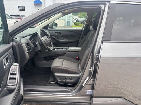 Used 2025 Nissan Rogue SV FWD image 29
