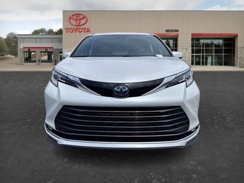Certified 2024 Toyota Sienna Limited AWD/4WD image 2
