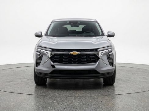 Used 2025 Chevrolet Trax LT FWD image 2
