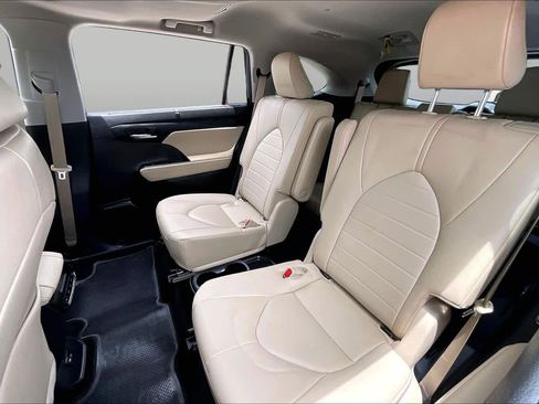 Used 2023 Toyota Highlander XLE FWD image 18