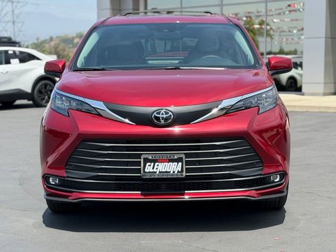 New 2026 Toyota Sienna XLE FWD image 2