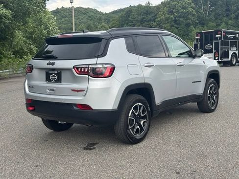 Used 2024 Jeep Compass Trailhawk AWD/4WD image 7