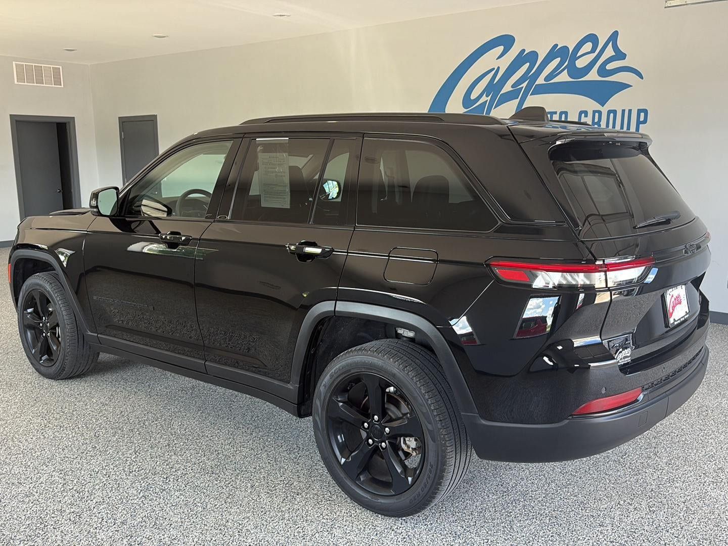 Used 2023 Jeep Grand Cherokee Limited w/ Black Appearance Package AWD/4WD image 2