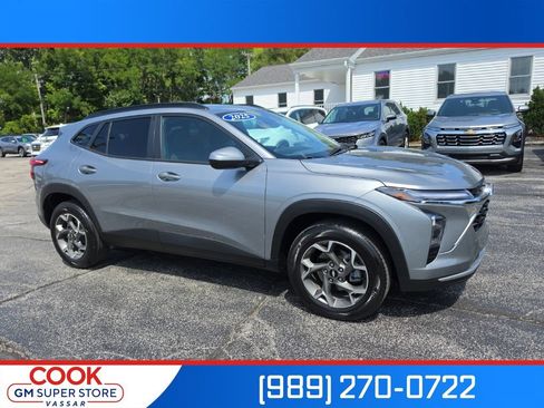 Certified 2025 Chevrolet Trax LT w/ Driver Confidence Package FWD image 1
