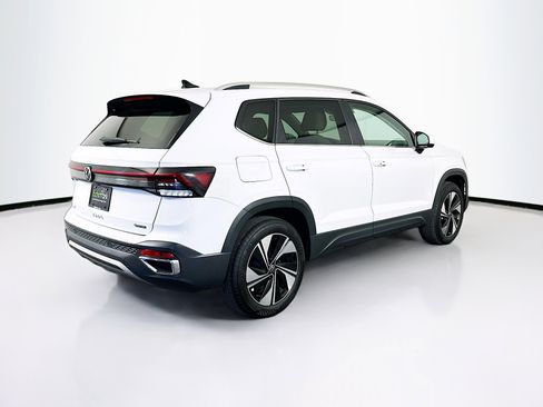 Used 2025 Volkswagen Taos SE w/ Panoramic Sunroof Package AWD/4WD image 9