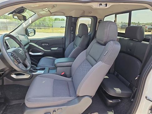 Used 2025 Nissan Frontier SV w/ SV Convenience Package RWD image 11