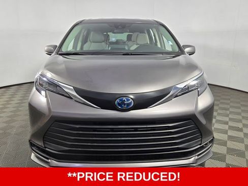 Used 2024 Toyota Sienna LE image 2