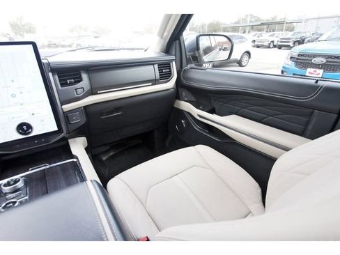 Used 2023 Ford Expedition Platinum image 9