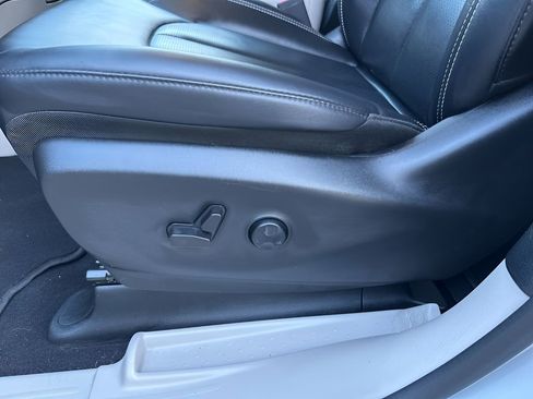 Used 2024 Chrysler Pacifica Touring-L FWD image 30