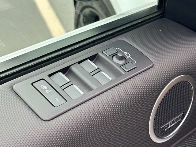 Used 2025 Land Rover Discovery Dynamic SE AWD/4WD image 14