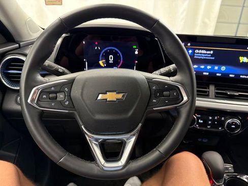 Used 2025 Chevrolet Trax LT w/ LT Convenience Package FWD image 22