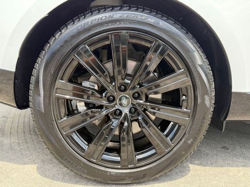 Certified 2025 Land Rover Range Rover SE AWD/4WD image 11