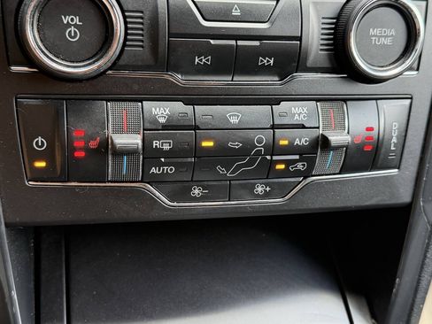 Used 2017 Ford Explorer XLT w/ Equipment Group 201A AWD/4WD image 28