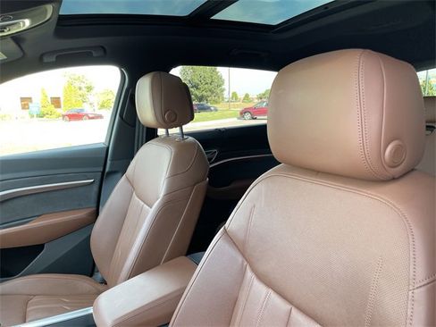 Used 2019 Audi e-tron Prestige image 12