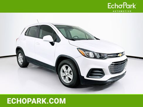 Used 2022 Chevrolet Trax LS w/ Tint and Cruise Package FWD image 1