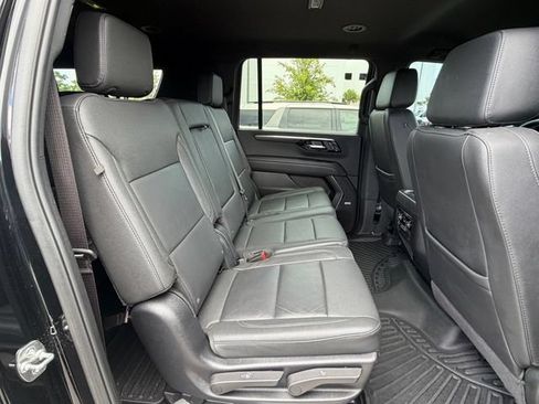 Used 2025 Chevrolet Suburban LT w/ Comfort Package RWD image 13