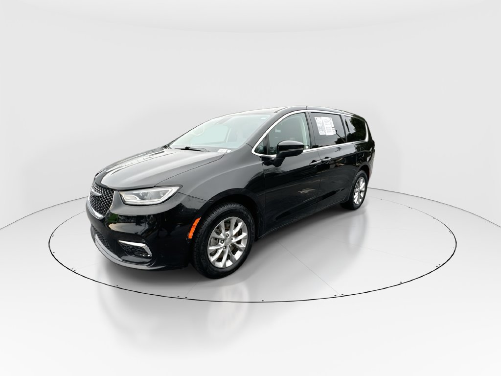 Used 2023 Chrysler Pacifica Touring-L w/ Uconnect Theater Family Group AWD/4WD image 4