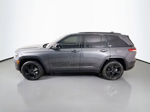 Used 2023 Jeep Grand Cherokee Limited w/ Black Appearance Package image 4