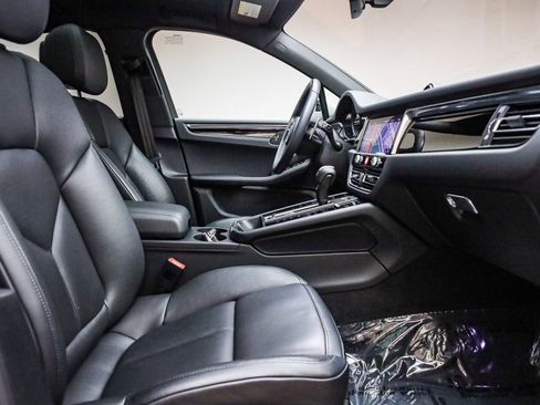 Used 2025 Porsche Macan image 21