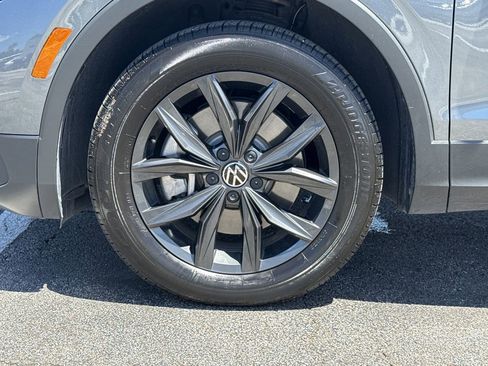 Used 2024 Volkswagen Tiguan SE w/ Panoramic Sunroof Package FWD image 9