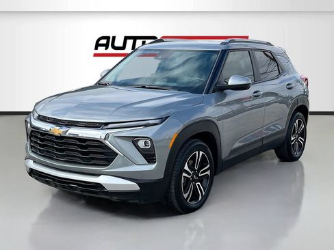 Used 2024 Chevrolet TrailBlazer LT w/ Convenience Package FWD image 3
