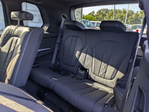 Used 2022 BMW X7 xDrive40i w/ M Sport Package AWD/4WD image 18
