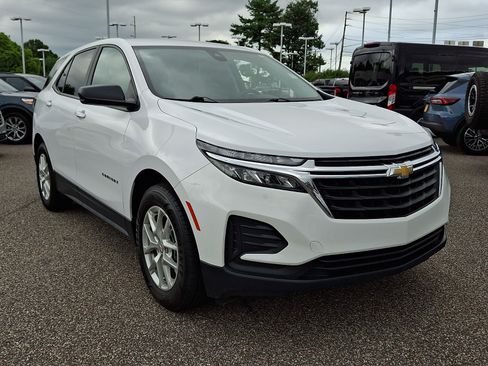 Used 2023 Chevrolet Equinox LS w/ LS Convenience Package FWD image 2
