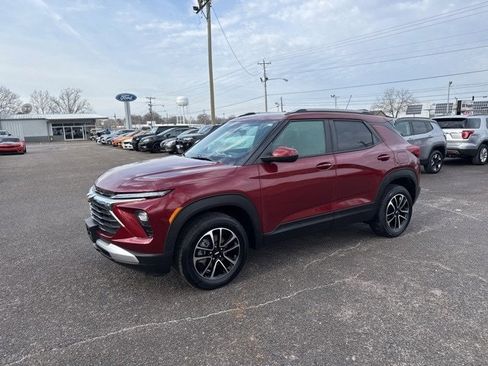 Used 2025 Chevrolet TrailBlazer LT w/ Driver Confidence Package image 3