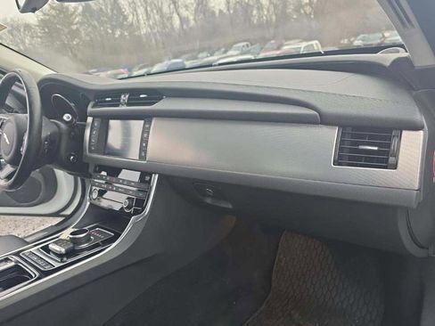 Used 2017 Jaguar XF Premium image 9