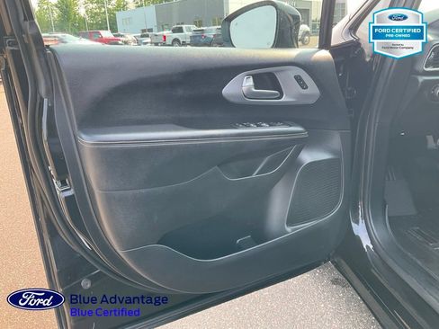 Used 2020 Chrysler Pacifica Touring-L FWD image 16