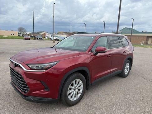 Used 2024 Toyota Grand Highlander XLE image 2