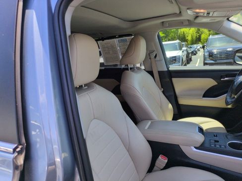 Used 2023 Toyota Highlander XLE AWD/4WD image 38