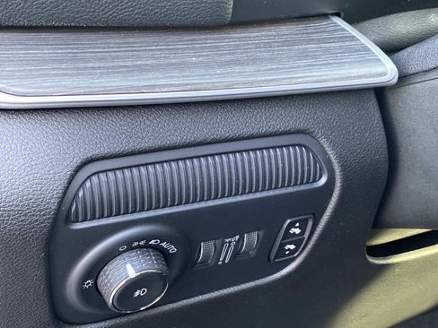 Certified 2024 Jeep Wagoneer Series II w/ Flexible Seating Group image 26