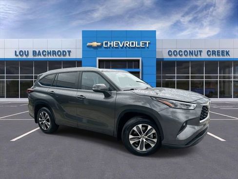Used 2024 Toyota Highlander XLE FWD image 1