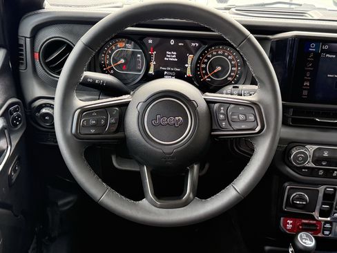 Used 2025 Jeep Wrangler Unlimited Rubicon image 5