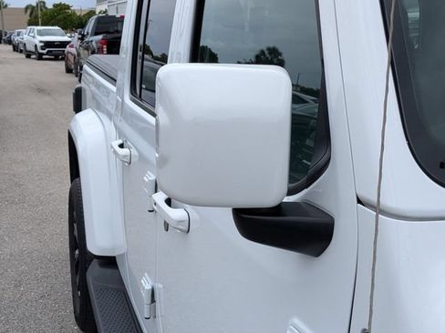 Used 2023 Jeep Gladiator Overland AWD/4WD image 12