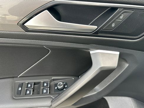 Used 2022 Volkswagen Tiguan SE w/ Panoramic Sunroof Package image 12