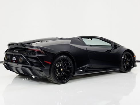 Used 2021 Lamborghini Huracan EVO RWD image 3