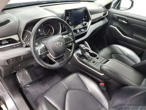 Used 2022 Toyota Highlander XLE AWD/4WD image 28