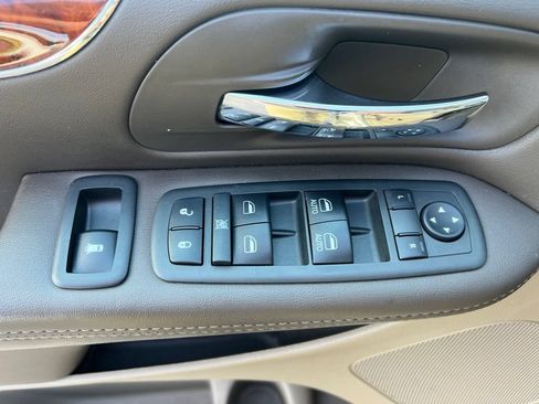 Used 2013 Chrysler Town & Country Touring-L w/ Driver Convenience Group FWD image 7